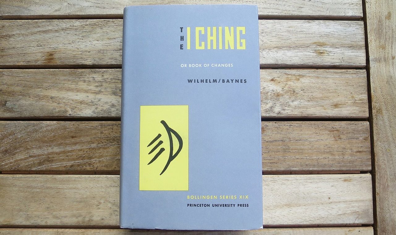 Издание «The I Ching or Book of Changes» в переводе Рихарда Вильгельма и Кэри Бейнс